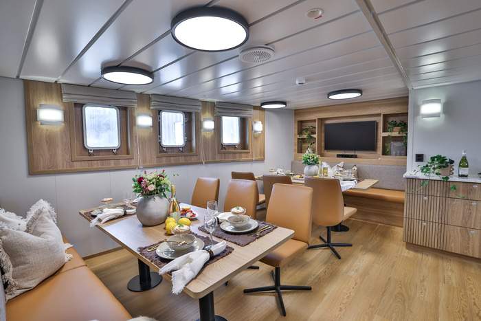 MV Vikingfjord Dining Area 2 Tables Mid Secret Atlas.jpg